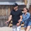 Exclusif - LeAnn Rimes se balade main dans la main avec son mari Eddie Cibrian sur une plage à Malibu, le29 mai 2016