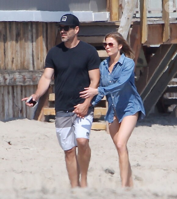 Exclusif - LeAnn Rimes se balade main dans la main avec son mari Eddie Cibrian sur une plage à Malibu, le29 mai 2016