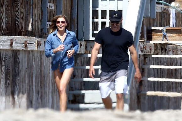 Exclusif - LeAnn Rimes se balade main dans la main avec son mari Eddie Cibrian sur une plage à Malibu, le29 mai 2016