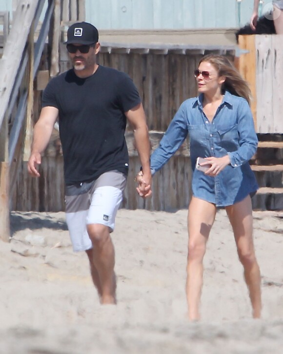 Exclusif - LeAnn Rimes se balade main dans la main avec son mari Eddie Cibrian sur une plage à Malibu, le29 mai 2016