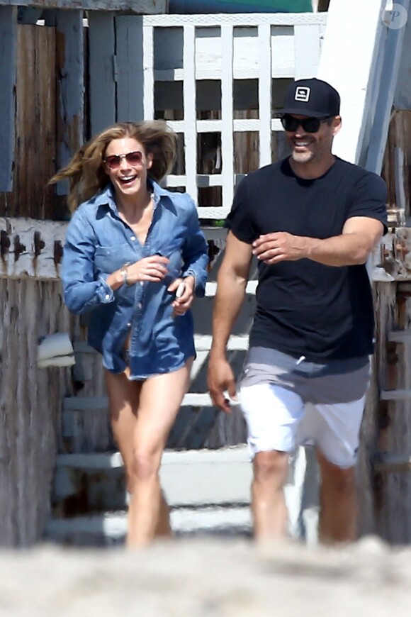 Exclusif - LeAnn Rimes se balade main dans la main avec son mari Eddie Cibrian sur une plage à Malibu, le29 mai 2016