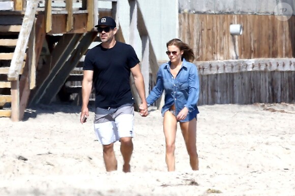Exclusif - LeAnn Rimes se balade main dans la main avec son mari Eddie Cibrian sur une plage à Malibu, le29 mai 2016