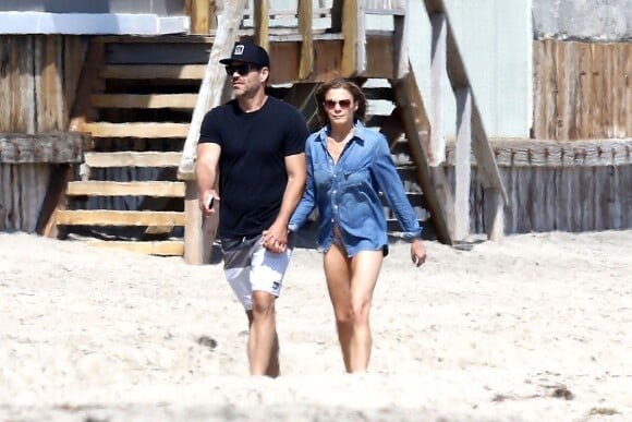 Exclusif - LeAnn Rimes se balade main dans la main avec son mari Eddie Cibrian sur une plage à Malibu, le29 mai 2016
