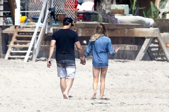 Exclusif - LeAnn Rimes se balade main dans la main avec son mari Eddie Cibrian sur une plage à Malibu, le29 mai 2016