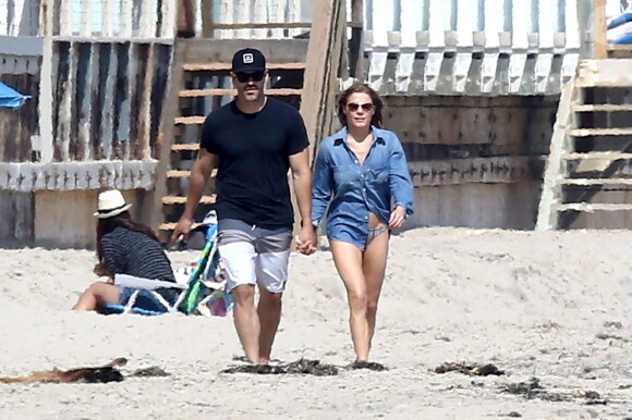 Exclusif - LeAnn Rimes se balade main dans la main avec son mari Eddie Cibrian sur une plage à Malibu, le29 mai 2016