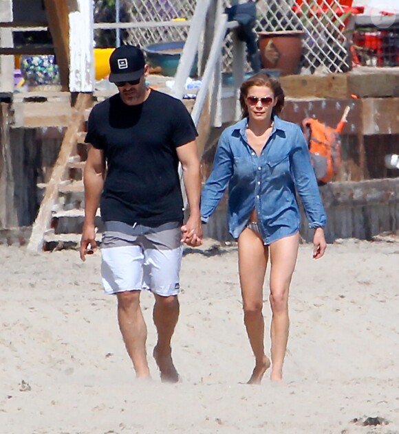 Exclusif - LeAnn Rimes se balade main dans la main avec son mari Eddie Cibrian sur une plage à Malibu, le29 mai 2016 For germany call for price Exclusive - Singer LeAnn Rimes and her husband Eddie Cibrian were hand-in-hand on the beach in Malibu, California on May 29, 2016. The two wore beach clothes, but stayed away from the ocean. Rumors are swirling that LeAnn might be pregnant.29/05/2016 - Malibu