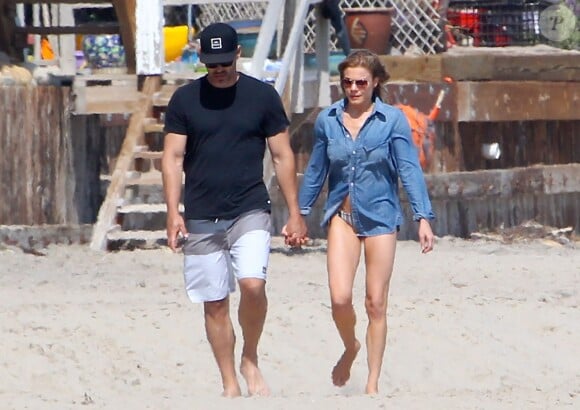 Exclusif - LeAnn Rimes se balade main dans la main avec son mari Eddie Cibrian sur une plage à Malibu, le29 mai 2016