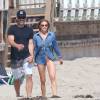 Exclusif - LeAnn Rimes se balade main dans la main avec son mari Eddie Cibrian sur une plage à Malibu, le29 mai 2016