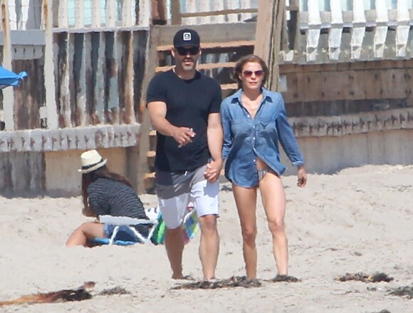 Exclusif - LeAnn Rimes se balade main dans la main avec son mari Eddie Cibrian sur une plage à Malibu, le29 mai 2016