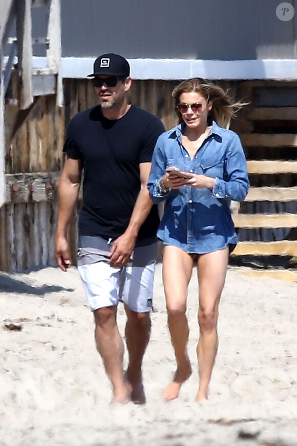 Exclusif - LeAnn Rimes se balade main dans la main avec son mari Eddie Cibrian sur une plage à Malibu, le29 mai 2016