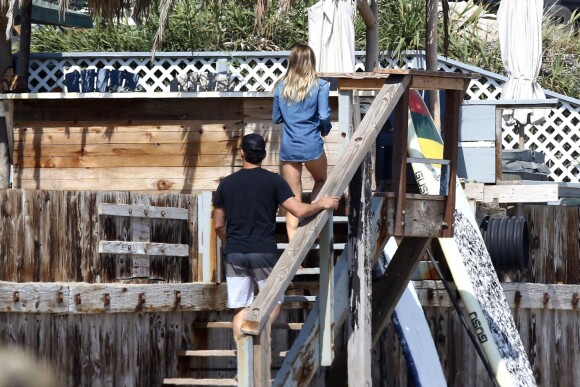 Exclusif - LeAnn Rimes se balade main dans la main avec son mari Eddie Cibrian sur une plage à Malibu, le29 mai 2016