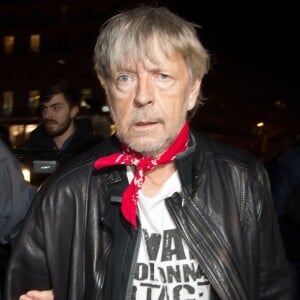 Le chanteur Renaud (Renaud Séchan) participe à un rassemblement spontané en hommage aux victimes des attentats de Charlie Hebdo Place de la République, à Paris, le 7 janvier 2016, scandant le slogan "même pas peur" un an jour pour jour après l'attaque terroriste.  No Web No Blog Pour la Suisse et la Belgique07/01/2016 - Paris