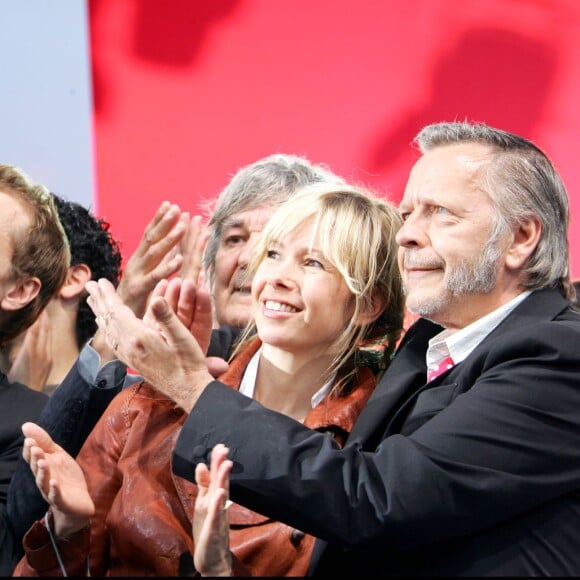 BENABAR, ROMANE SERDA ET LE CHANTEUR RENAUD - PEOPLE AU DERNIER MEETING DE SEGOLENE ROYAL DANS LE CADRE DE LA CAMPAGNE PRESIDENTIELLE AU STADE CHARLETY A PARIS - DE NOMBREUSE STARS DE LA CHANSON FRANCAISE SONT VENUS SOUTENIR LA CANDIDATE EN DONNANT UN GRAND CONCERT GRATUIT  LAST SEGOLENE ROYAL CAMPAIGN MEETING AT CHARLETY STADIUM IN PARIS01/05/2007 - Paris