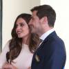 Iker Casillas décoré par le Premier ministre espagnol Mariano Rajoy à Madrid le 10 novembre 2015, en présence de sa compagne Sara Carbonero, enceinte de leur deuxième enfant. Le couple s'est marié en secret le 20 mars 2016.