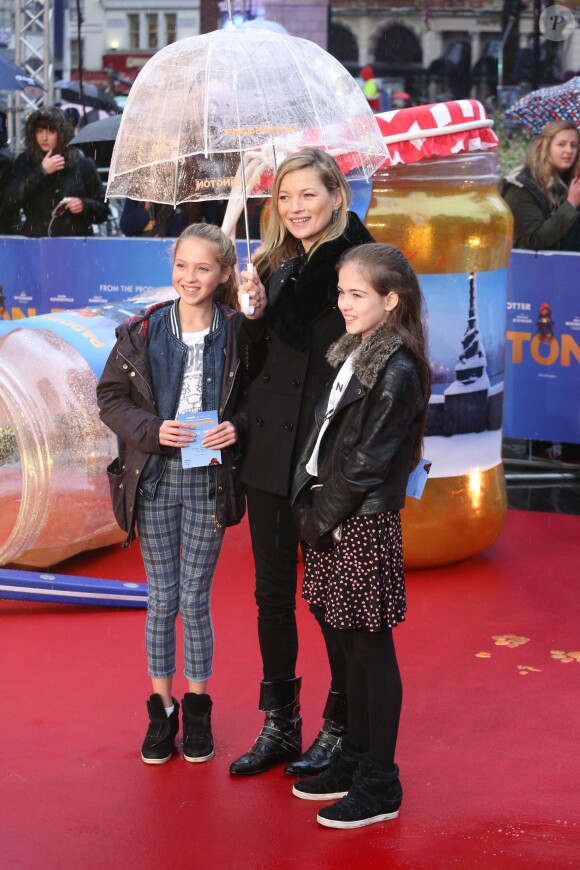 Kate Moss et sa fille Lila Grace - Première du film "Paddington" à Londres. Le 23 novembre 2014 23/11/2014 - Londres