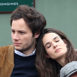 Vianney et sa compagne câlins, derrière Cyril Lignac, dans les tribunes lors de la finale homme des Internationaux de France de Roland-Garros à Paris le 5 juin 2016. © Moreau-Jacovides / Bestimage