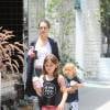 Alessandra Ambrosio est allée déjeuner en famille après son cours de yoga avec son mari Jamie Mazur et ses enfants Anja et Noah Mazur à Los Angeles, le 5 juin 2016