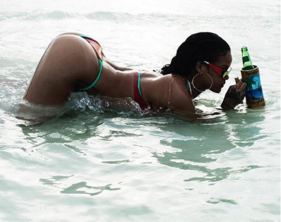 Rihanna en vacances sur l'île Turques-et-Caïques. Juin 2016.