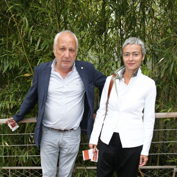 François Berléand et sa compagne Alexia Strési - People dans le village lors du tournoi de tennis de Roland-Garros à Paris, le 2 juin 2015.