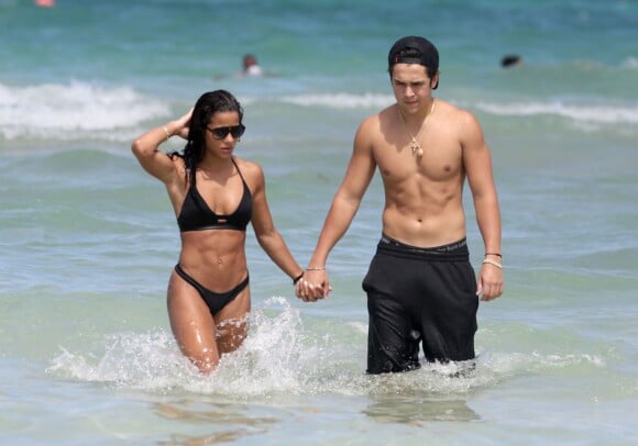 Austin Mahone et sa petite amie Katya Elise Henry se baignent à Miami, le 4 juin 2016.