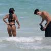 Austin Mahone et sa petite amie Katya Elise Henry profitent d'un après-midi ensoleillé sur la plage de Miami, le 4 juin 2016.
