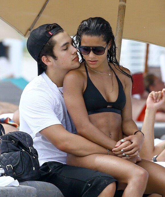 Austin Mahone et sa petite amie Katya profitent d'un après-midi ensoleillé sur la plage de Miami, le 4 juin 2016.