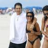 Austin Mahone et sa petite amie Katya Elise Henry profitent d'un après-midi ensoleillé sur la plage de Miami, le 4 juin 2016.
