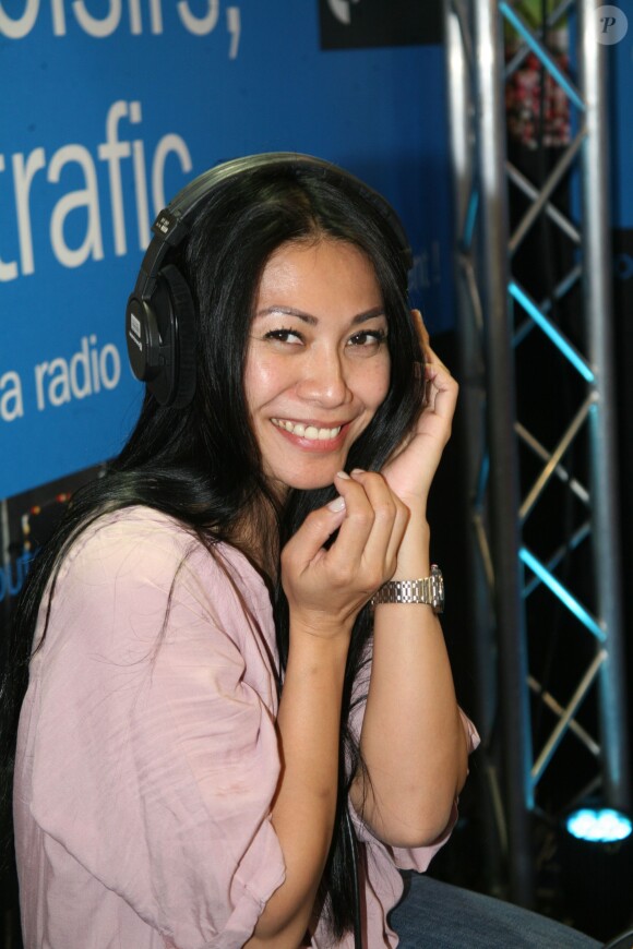 Anggun sur le plateau de la radio France Bleu à la Foire du Trône de Paris le 4 mai 2016.
