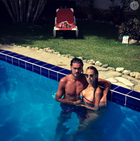 Vanessa Lawrens et Julien Guirado à la piscine, sur Instagram