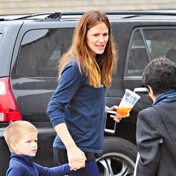 Jennifer Garner et son fils Samuel sortent prendre le petit-déjeuner à Brentwood le 8 juin 2016.