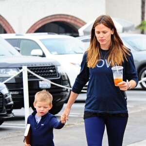 Jennifer Garner et son fils Samuel sortent prendre le petit-déjeuner à Brentwood le 8 juin 2016.