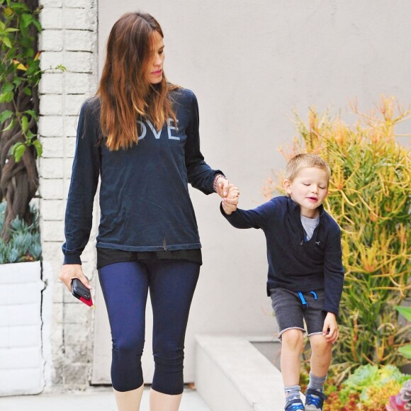 Jennifer Garner et son fils Samuel sortent prendre le petit-déjeuner à Brentwood le 8 juin 2016.