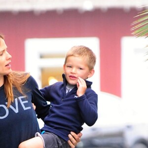 Jennifer Garner et son fils Samuel sortent prendre le petit-déjeuner à Brentwood le 8 juin 2016.