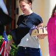 Jennifer Garner se promène avec ses filles Violet et Seraphina dans les rues de Los Angeles, le 7 juin 2016