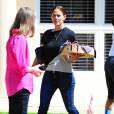 Jennifer Garner se promène avec ses filles Violet et Seraphina dans les rues de Los Angeles, le 7 juin 2016