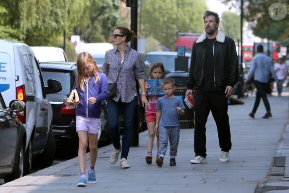 Ben Affleck,  Jennifer Garner et leurs enfants Violet, Seraphina et Samuel à Londres le 12 mai 2016.