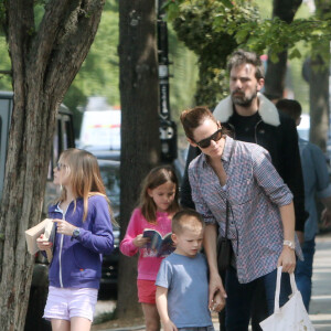 Jennifer Garner et Ben Affleck se retrouvent pour déjeuner avec leurs enfants Violet, Seraphina et Samuel à Londres le 12 mai 2016.