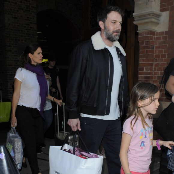Jennifer Garner, Ben Affleck et leurs enfants Violet, Seraphina et Samuel arrivent à la gare de Saint-Pancras à Londres le 8 mai 2016.  Please hide children face prior publication - Following their family holiday in Paris, Ben Affleck and Jennifer Garner are seen arriving in London on the Eurostar with their children in London on May 8, 2016.08/05/2016 - Londres