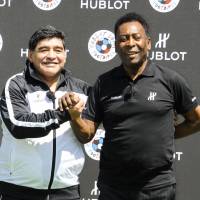 Euro 2016 : Pelé et Diego Maradona s'affrontent dans un duel de légende