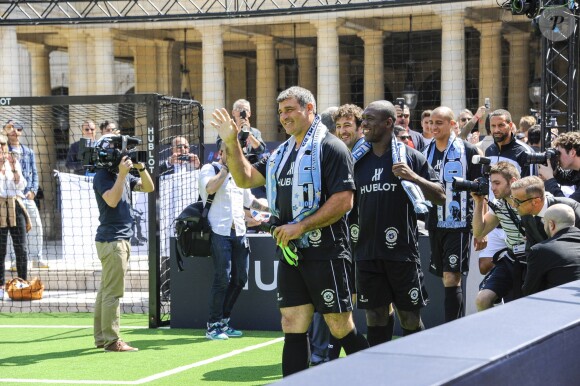 Angelo Peruzzi, Clarence Seedorf et David Trezeguet - Pelé et Diego Maradona s'affrontent lors d'un match de football amical au Palais Royal à Paris le 9 juin 2016.