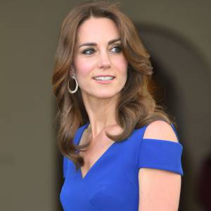 Kate Middleton, duchesse de Cambridge, somptueuse dans une robe Roland Mouret, accueillait le 9 juin 2016 des ambassadeurs et des athlètes de l'association SportsAid pour un dîner, tourné vers les JO de Rio, en l'honneur du 40e anniversaire de l'organisme dont elle est la marraine.