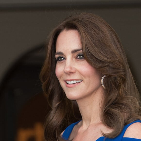 Kate Middleton, duchesse de Cambridge, somptueuse dans une robe Roland Mouret, accueillait le 9 juin 2016 des ambassadeurs et des athlètes de l'association SportsAid pour un dîner, tourné vers les JO de Rio, en l'honneur du 40e anniversaire de l'organisme dont elle est la marraine.