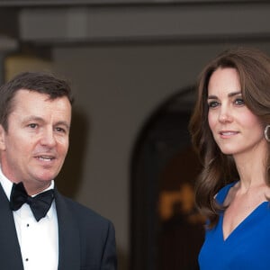 Kate Middleton, duchesse de Cambridge, somptueuse dans une robe Roland Mouret, accueillait le 9 juin 2016 des ambassadeurs et des athlètes de l'association SportsAid pour un dîner, tourné vers les JO de Rio, en l'honneur du 40e anniversaire de l'organisme dont elle est la marraine.