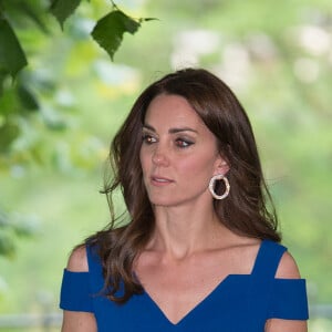 Kate Middleton, duchesse de Cambridge, somptueuse dans une robe Roland Mouret, accueillait le 9 juin 2016 des ambassadeurs et des athlètes de l'association SportsAid pour un dîner, tourné vers les JO de Rio, en l'honneur du 40e anniversaire de l'organisme dont elle est la marraine.