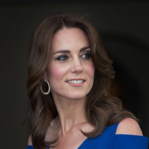 Kate Middleton, duchesse de Cambridge, somptueuse dans une robe Roland Mouret, accueillait le 9 juin 2016 des ambassadeurs et des athlètes de l'association SportsAid pour un dîner, tourné vers les JO de Rio, en l'honneur du 40e anniversaire de l'organisme dont elle est la marraine.