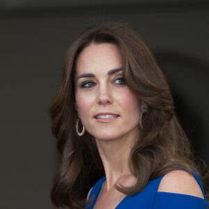 Kate Middleton, duchesse de Cambridge, somptueuse dans une robe Roland Mouret, accueillait le 9 juin 2016 des ambassadeurs et des athlètes de l'association SportsAid pour un dîner, tourné vers les JO de Rio, en l'honneur du 40e anniversaire de l'organisme dont elle est la marraine.