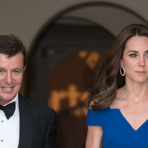 Kate Middleton, duchesse de Cambridge, somptueuse dans une robe Roland Mouret, accueillait le 9 juin 2016 des ambassadeurs et des athlètes de l'association SportsAid pour un dîner, tourné vers les JO de Rio, en l'honneur du 40e anniversaire de l'organisme dont elle est la marraine.