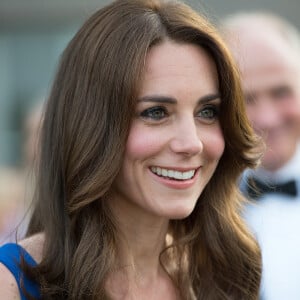 Kate Middleton, duchesse de Cambridge, accueillait le 9 juin 2016 des ambassadeurs et des athlètes de l'association SportsAid pour un dîner, tourné vers les JO de Rio, en l'honneur du 40e anniversaire de l'organisme dont elle est la marraine.