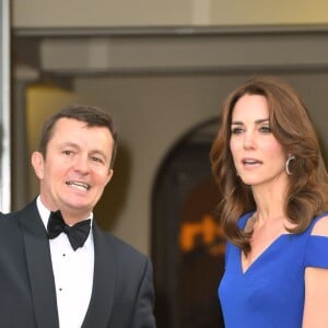 Kate Middleton, duchesse de Cambridge, somptueuse dans une robe Roland Mouret, accueillait le 9 juin 2016 des ambassadeurs et des athlètes de l'association SportsAid pour un dîner, tourné vers les JO de Rio, en l'honneur du 40e anniversaire de l'organisme dont elle est la marraine.