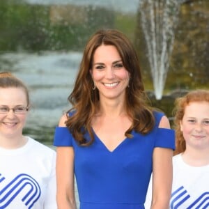 Kate Middleton, duchesse de Cambridge, accueillait le 9 juin 2016 des ambassadeurs et des athlètes de l'association SportsAid pour un dîner, tourné vers les JO de Rio, en l'honneur du 40e anniversaire de l'organisme dont elle est la marraine.